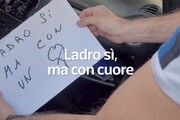 Ladro romantico, ruba l'auto degli sposi ma poi la restituisce