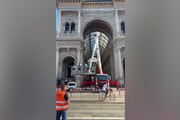 Cominciata la pulizia delle scritte sulla Galleria di Milano