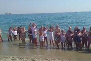 Liguria, piu' di 10mila in spiaggia contro il rigassificatore a Vado
