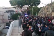 L'ultimo saluto a Riva, la folla rientra dopo i funerali