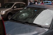 Napoli, raptus di un clochard: danneggiate sette auto con sanpietrini