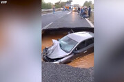 Maltempo a Catanzaro, auto ingoiata da una voragine sulla statale 280