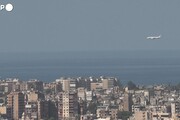 Beirut, un aereo atterra dietro le colonne di fumo degli attacchi israeliani