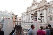 Roma, Fontana di Trevi senz'acqua: i turisti lanciano monete in vasca