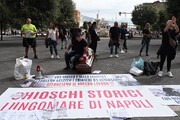 Napoli, i gestori dei chioschi di Mergellina protestano a Palazzo San Giacomo