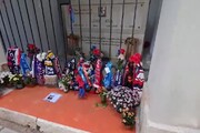 Cagliari, omaggi sulla tomba di Gigi Riva nel cimitero di Bonaria