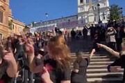 Flash mob contro la violenza sulle donne in piazza di Spagna a Roma