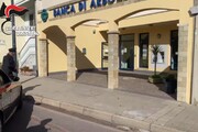 Tentano rapina in banca a Santa Giusta, bloccato un bandito: e' caccia al complice