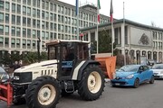 Protesta trattori, il corteo sfila davanti al palazzo regionale ad Aosta
