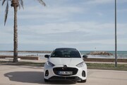 La Mazda 2 Hybrid 2024 si rinnova nel look ed e' sempre piu' connessa