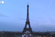 Francia, sulla Tour Eiffel celebrato il diritto all'aborto in Costituzione