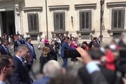 Per Meloni selfie con una scolaresca davanti a Palazzo Chigi