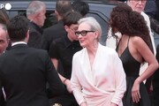 Cannes, Meryl Streep sfila sul red carpet (sfidando il vento)