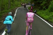 Giro, Pogacar regala la borraccia a un bambino durante la corsa