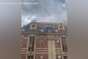 Fumo da un tetto alla Reggia di Versailles, area evacuata