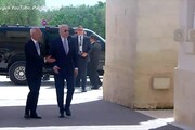 G7, Meloni scherza con Biden: 'Non si lascia attendere una donna...'