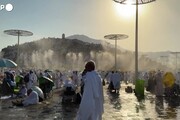 Pellegrini musulmani sfidano il caldo nell'ascesa al monte Arafat