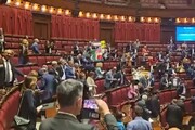 Autonomia, il M5s sventola il tricolore in Aula alla Camera e canta l'inno di Mameli