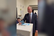 Ballottaggi, Eike Schmidt vota a Firenze