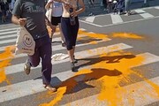 Clima, blitz ambientalista a Padova: vernice a Prato della Valle