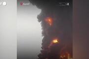 Yemen, raid ed esplosioni ad Hodeida: la tv degli Houthi mostra gli incendi
