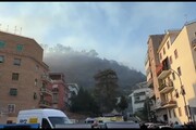 IL VIDEO - I residenti: 'Fumo e odore acre, poi ci hanno evacuato'