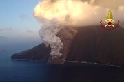 Eruzione Stromboli, le immagini dall'elicottero del Vigili del Fuoco