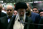 Il leader supremo iraniano Ali Khamenei guida le preghiere funebri per Ismail Haniyeh