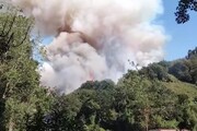 Incendio sulle colline della Versilia, fuoco minaccia le case