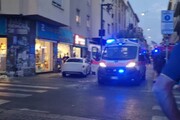 Suv sfonda una vetrina nella Chinatown di Milano, due feriti gravissimi