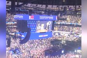 Chicago, l'abbraccio tra Harris e Biden sul palco della convention