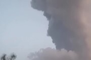 L'Etna erutta ancora, fontane di lava e colonna di cenere