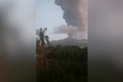 Erutta l'Etna, fontane di lava e colonna di cenere