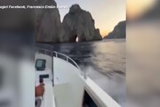 L'assalto proibito a Capri, col motoscafo tra i Faraglioni