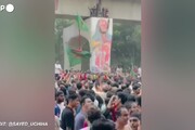 Bangladesh, i manifestanti sfregiano il murale dell'ex premier Hasina