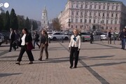 Von Der Leyen a Kiev depone fiori al Muro della Memoria