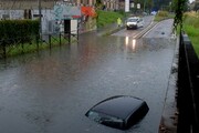 Milano, auto bloccata in un sottopasso allagato