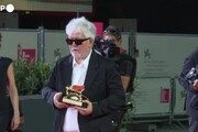 Mostra di Venezia, Leone d'oro a Pedro Almodovar per 'La stanza accanto'