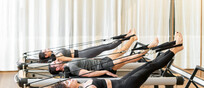 Una classe di Pilates Reformer