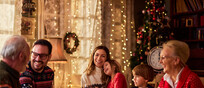 La famiglia a tavola durante il Natale foto iStock.