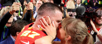Super Bowl, Taylor Swift festeggia e bacia Travis Kelce