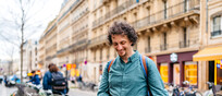 Un uomo noleggia una bicicletta elettrica in città foto iStock.