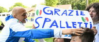 Luciano Spalletti con giovani supporter