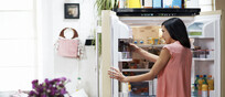 Una donna controlla il frigorifero foto iStock.