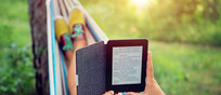 Leggendo un e-book su un'amaca foto iStock.