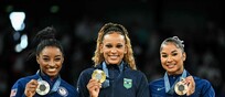 Simone Biles, argento, e Jordan Chiles, bronzo,  omaggiano l'oro di Rebeca Andrade