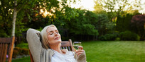 Una donna matura si gode il pomeriggio in terrazza foto iStock.