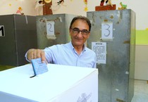 Sergio Abramo al seggio (ANSA)