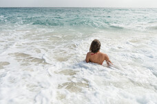 Una donna nella schiuma del mare foto iStock.