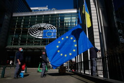 Bruxelles eroga 1,5 miliardi a Kiev dai proventi maturati dagli asset russi immobilizzati